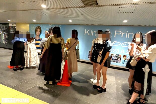 渋谷駅地下通路に展示されたKing&Prince『なにもの』巨大広告にファンが殺到