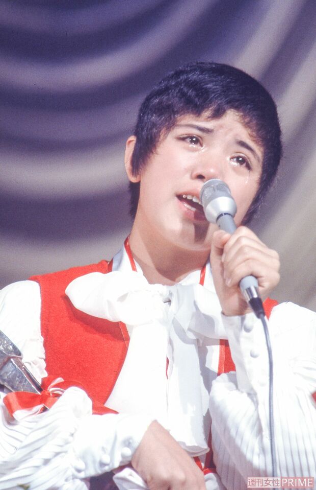 ’72年に『せんせい』で歌手デビュー。『日本レコード大賞』新人賞、『日本歌謡大賞』放送音楽新人賞のほか、翌年の『NHK紅白歌合戦』にも同曲で初出場を果たした　