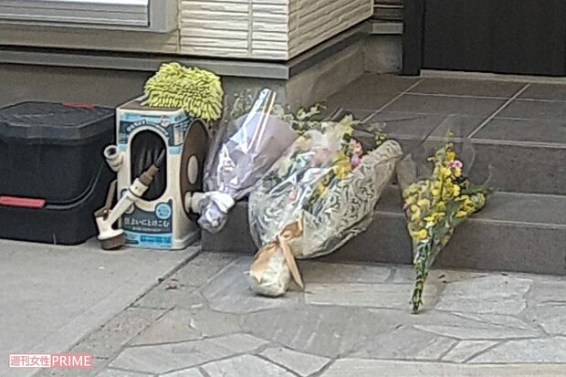 高橋徳弘さん、希美江さんの自宅前には献花が