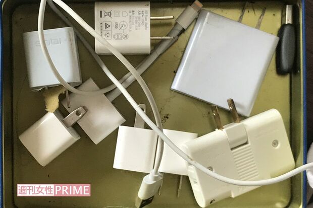 片づけを進めていくとスマホの充電器やケーブルがいくつも発掘された