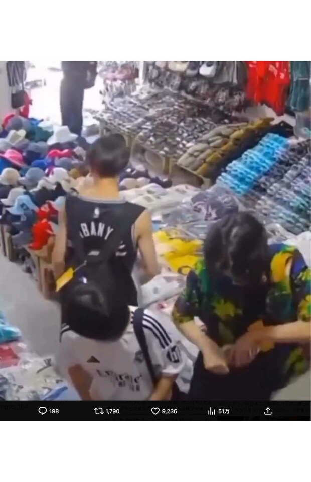 拡散された、京都府の私立・大谷高校生徒による“集団万引き”の様子。周囲を見渡した後、商品をカバンの中に入れる姿が捉えられている（Xより）