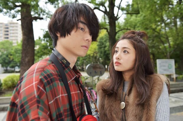 『地味にスゴイ！校閲ガール・河野悦子』（日本テレビ系・水曜夜10時〜）で共演する石原さとみと菅田将暉　(c)日本テレビ