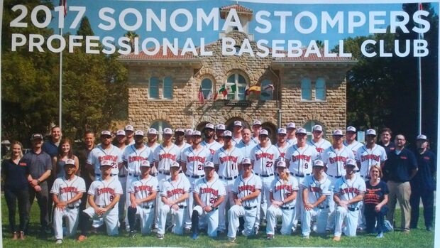 チームの本拠地である、カリフォルニア州サンフランシスコ・ソノマ市役所前での記念写真