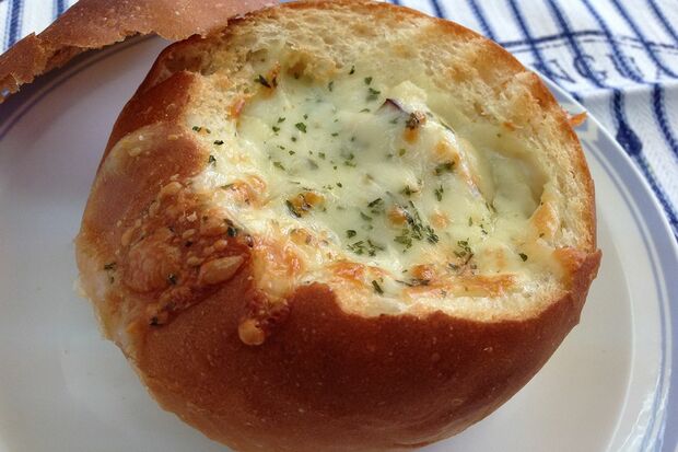 【グラパン】グラタンパンの略。くりぬいたパンにシチューを入れて、とろけるチーズをかけて焼き上げた。「大人気メニューです」