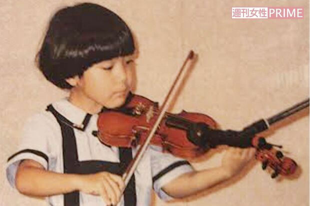 幼少期はバイオリン教室や絵画教室に通うなど、英才教育を受けた小室圭さん