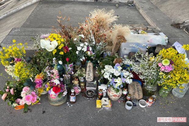 渡邉さんとアイさんが暮らしていた河渡橋西詰の下に置かれた献花台　撮影／小関千恵