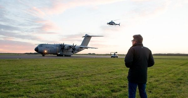  滑走路で、トムが飛び乗る軍用機を見つめるクリストファー・マッカリー監督 (c)2015 Paramount Pictures.All Rights Reserved.