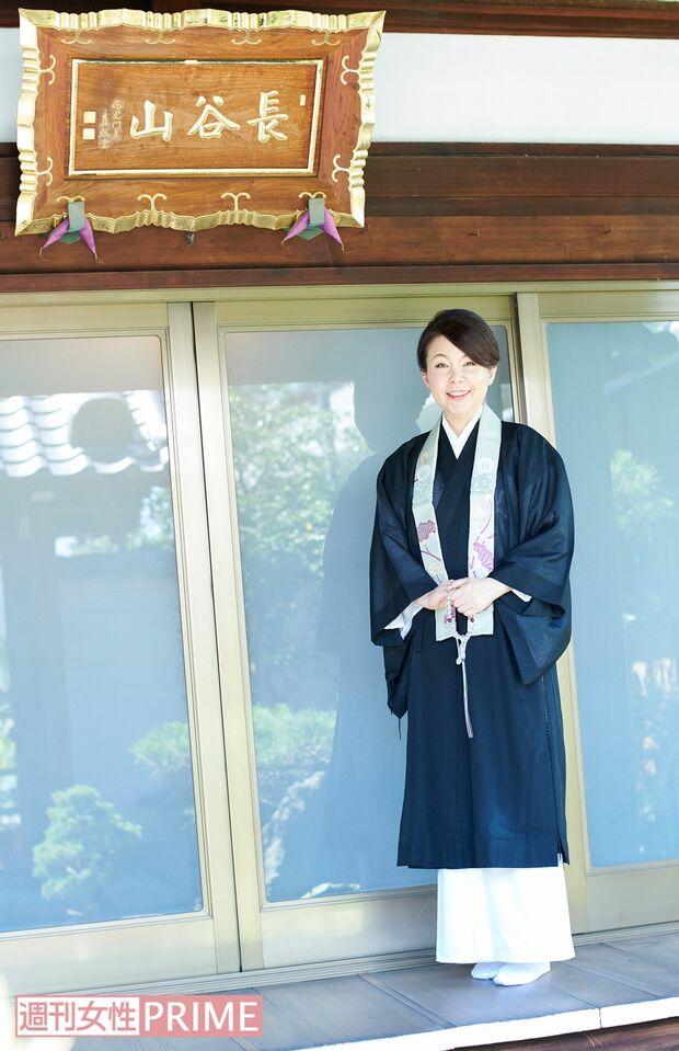 英月　身長173センチ。法衣姿でもスタイルのよさがわかる美魔女。大学生のときには地元テレビ局のお天気さんやモデルを経験　撮影／山田智絵