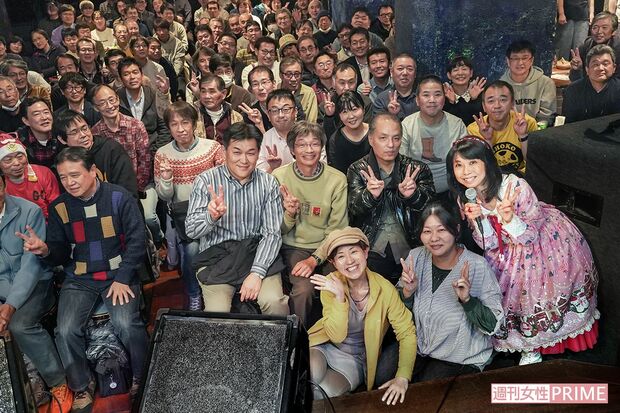 ライブ終わりにファンと記念撮影。「ファン同士が自分を通じてつながっていくのがうれしい」と沢田（前列右）。ファンも含めた打ち上げのお店探しやお皿配りなども率先してやってしまうという　撮影／佐藤靖彦