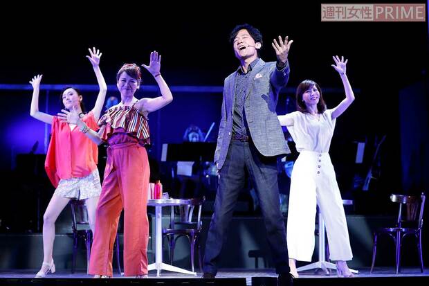 共演は安寿ミラ、北村岳子、中島亜梨沙。実は4人とも血液型がバラバラだそうだが、息はぴったり　撮影/廣瀬靖士