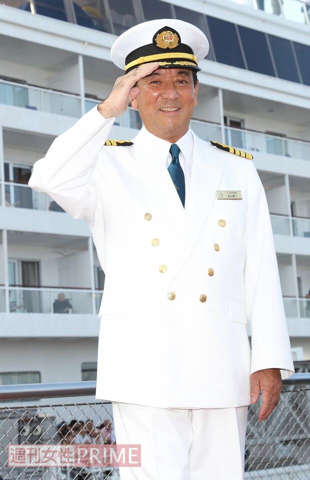 恒例の『若大将クルーズ』で飛鳥Ⅱを前にポーズを取る加山雄三。2020年は7月開催を予定だが