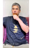 「面白いより心配がかつ」クロワッサンを頬張りながらパンくずまみれになる伊藤英明(本人のインスタグラムより)