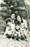 9歳のころ。静岡に越した直後県内を観光した際の家族写真