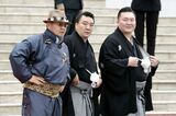 7月8日、ウランバートルでの両陛下の歓迎式典に駆けつけたレジェンド力士たち。右から白鵬、日馬富士、朝青龍（共同通信社）