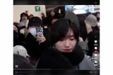 韓国の空港で大勢のファンに囲まれ、もみくちゃにされる『なにわ男子』（TikTokより）