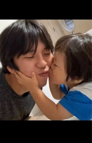父親の塚越寛人さんと湊斗くん（画像は遺族提供）