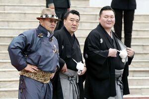 7月8日、ウランバートルでの両陛下の歓迎式典に駆けつけたレジェンド力士たち。右から白鵬、日馬富士、朝青龍（共同通信社）