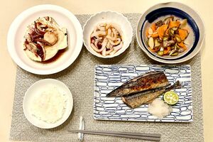 ある日の高岡さんの食事。サンマやホタテのバターじょうゆ、イカ刺しなど、タンパク質を3品以上とることを意識している