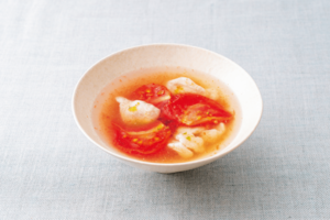 トマトとささみのゆずこしょうスープ（料理考案・調理／柳井泉　撮影／有光こうじ写真事務所）