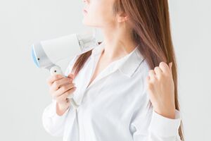 ドライヤーで頭皮まで乾かすのはNG※写真はイメージです