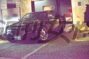  ラブホから出てきた井戸田を見送る女性