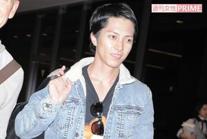 '16年4月、撮影で訪れていた上海から帰国したところを直撃。無言で笑みを浮かべていた