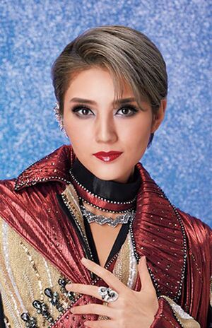 ファンが週刊文春廃刊の署名を拡散するよう促した宙組トップスターの芹香斗亜(宝塚公式HPより)