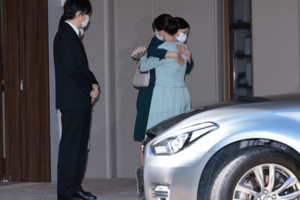 眞子さんは結婚当日、旧御仮寓所の前で佳子さまと抱擁を交わした（'21年10月）