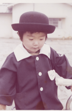 小学生のころはチェッカーズのファンで「私、藤井フミヤと結婚する!」と母に宣言していた