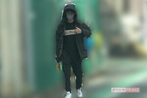 帽子の上からフードを深々と被り、Aさんの家に向かう井上拓真