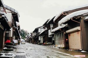 越中八尾の町並み。八尾の町屋は全体的にくっついており、間口が狭く、奥に長くなっているのが特徴　撮影／山田智絵