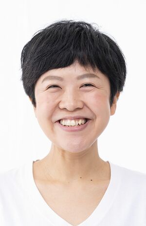 （2）口角を上げ口を開き、「ニッ」と笑う