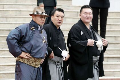 7月8日、ウランバートルでの両陛下の歓迎式典に駆けつけたレジェンド力士たち。右から白鵬、日馬富士、朝青龍（共同通信社）