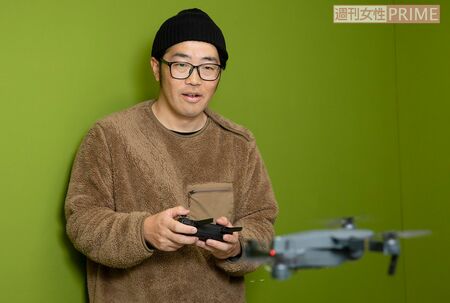 ドローンを操縦するときの表情はまるで小学生のようだ