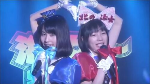 『あまちゃん』で、主演ののんと一緒にアイドルを目指す役で大人気に（左から、橋本愛、のん）