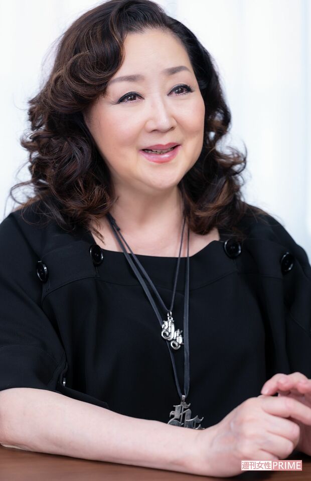 あべ静江（69）取材時に身につけていたアクセサリーは、一緒にコンサートを行うなど親交があった西城秀樹さんのロゴをあしらったグッズ