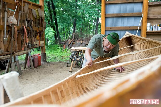 自作のカナディアンカヌーは骨組みがよく見えるオープンデッキ。船体材は秋田杉の柾目板を使用　撮影／伊藤和幸