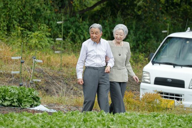 『大日向開拓地』では、両陛下とも収穫作業中の農家に声をかけ、ねぎらわれた（8月23日）