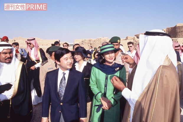'94年11月、ご結婚から1年半後にサウジアラビアへ公式訪問。リヤド近郊の通称“赤い砂漠”を歩かれるおふたり。おふたりとも語学が堪能のため、現地住民と通訳なしで会話される場面も。