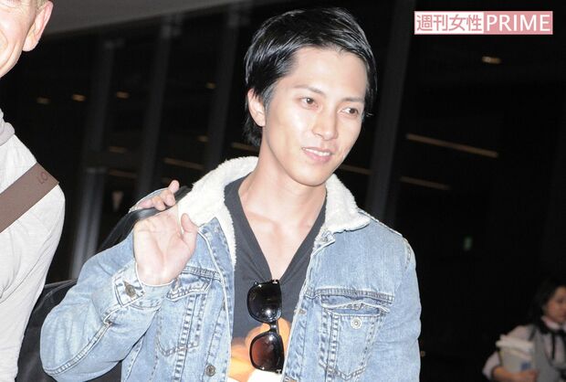 '16年4月、撮影で訪れていた上海から帰国したところを直撃。無言で笑みを浮かべていた