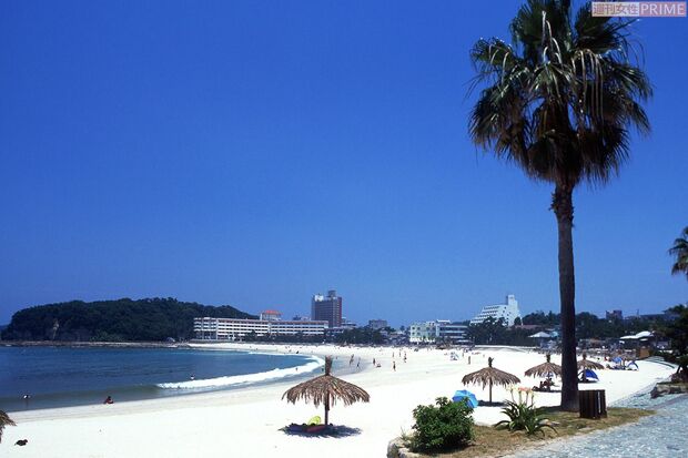 南国ムードたっぷりの白良浜海水浴場（和歌山県）