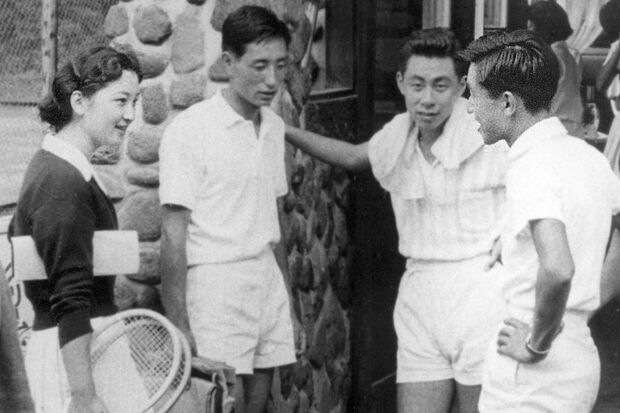 ご婚約前、軽井沢のテニスコートで友人を交えて語り合う陛下と美智子さま（'58年8月）