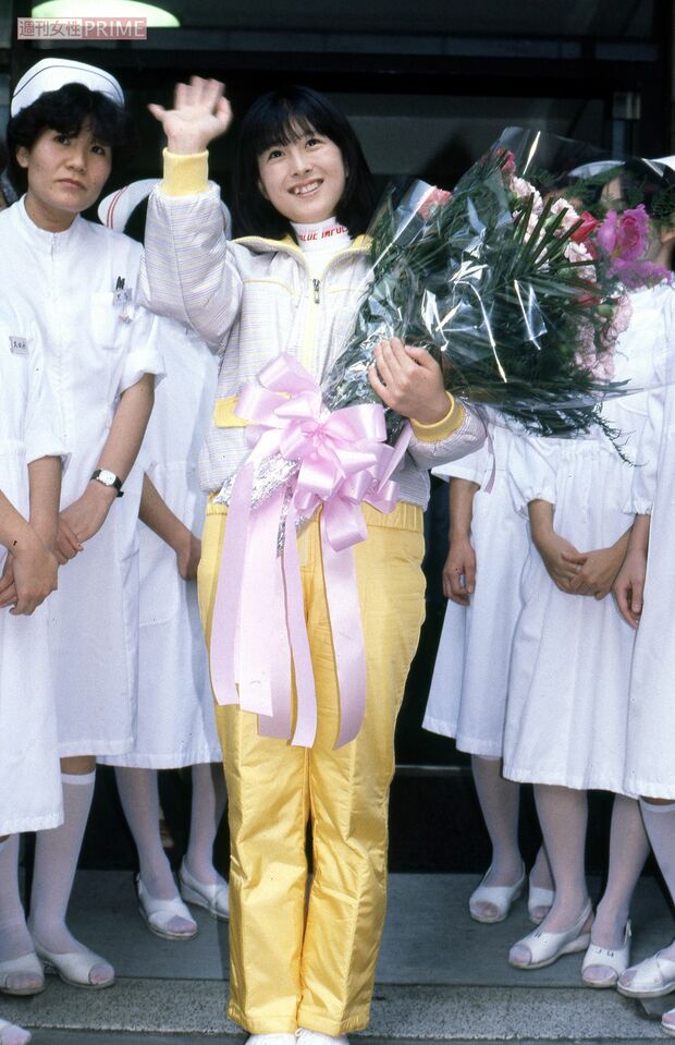 退院日に病院の入り口で報道陣に笑顔を見せる河合奈保子