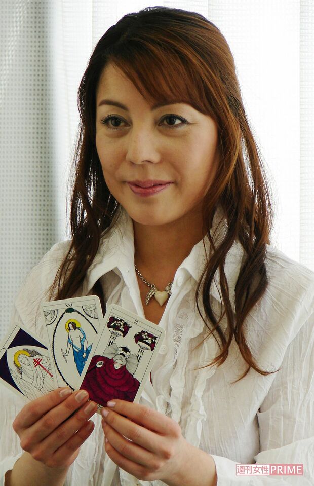 2006年、父親が作った多額の借金を返すことができず自己破産。その後、体調を崩して福岡に戻り、10代から続けていたタロットの占い師として活動する