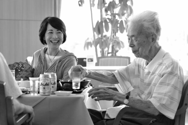 老人病院で談笑する阿川さん父子。写真提供：文藝春秋