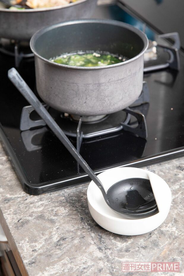 磁器ベージュお玉おき　撮影／矢島泰輔