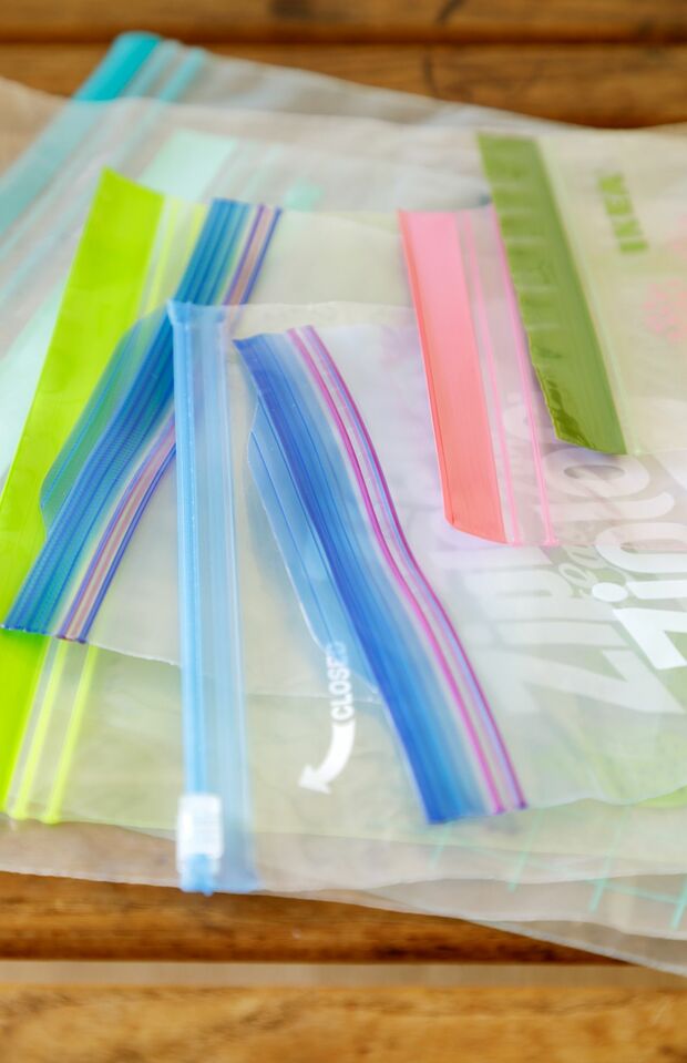 どこの家庭にも常備してあるチャック付きビニール袋。キャンプ時の料理のおすそ分けにも活躍する　撮影／飯貝拓司