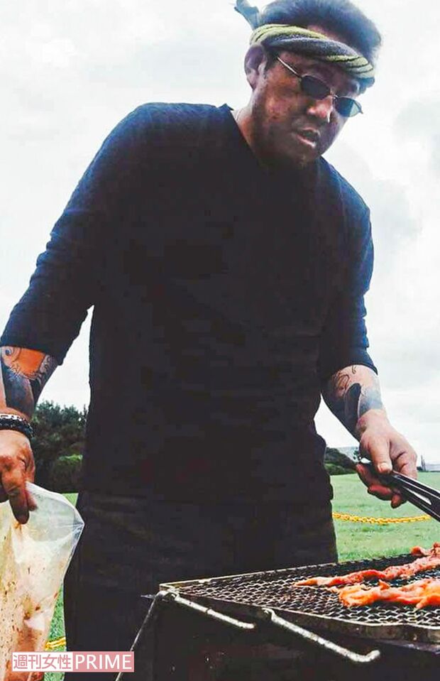 靖雄容疑者とみられる人物。肉を焼く腕には入れ墨（会社のフェイスブックより）