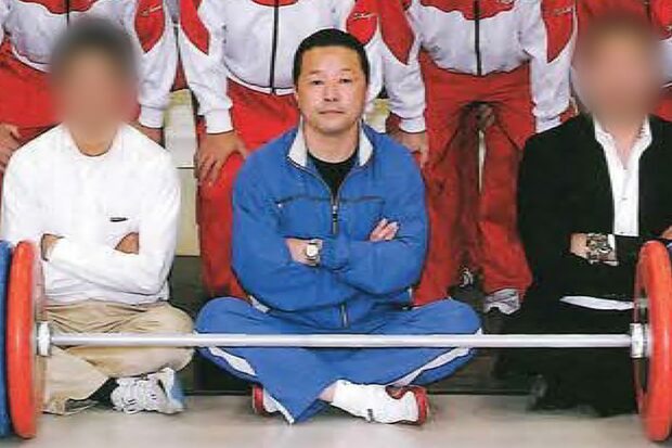 日大・重量挙部の集合写真に写る難波謙二容疑者(校友会の会報より)