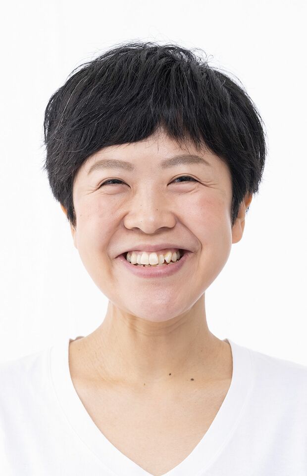 （2）口角を上げ口を開き、「ニッ」と笑う